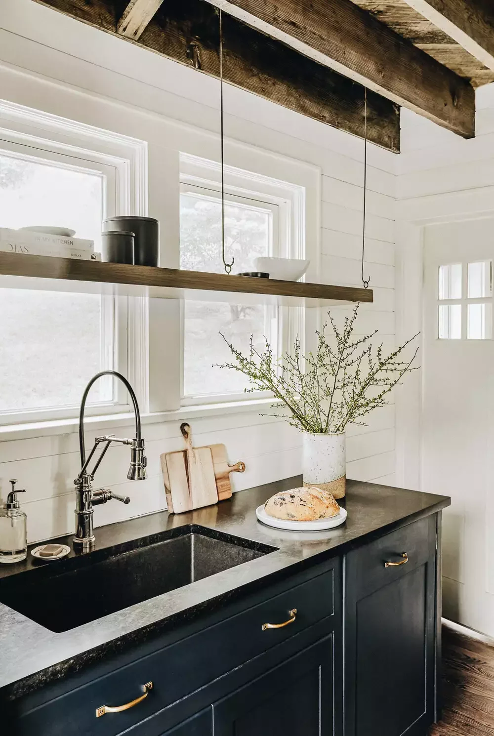 28 Stunning Shiplap Backsplash Ideas That'll Transform Your Kitchen 3 Cottage Kitchen Shiplap
