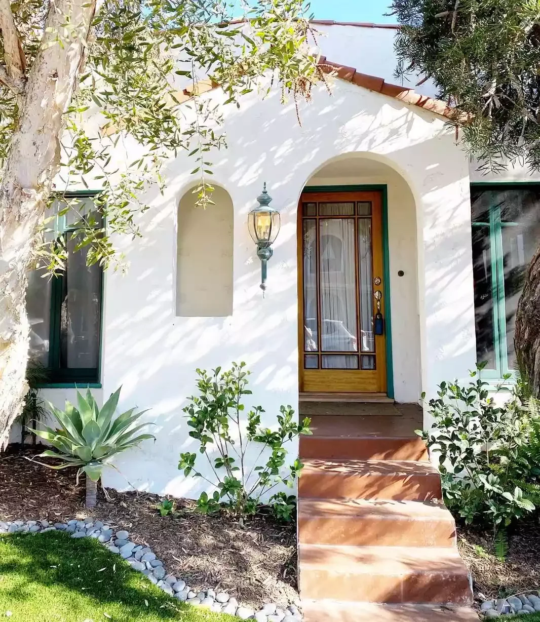 82 Stunning Front Yard Landscaping Ideas to Transform Your Home's Curb Appeal This Spring Cottage Style Curb Appeal