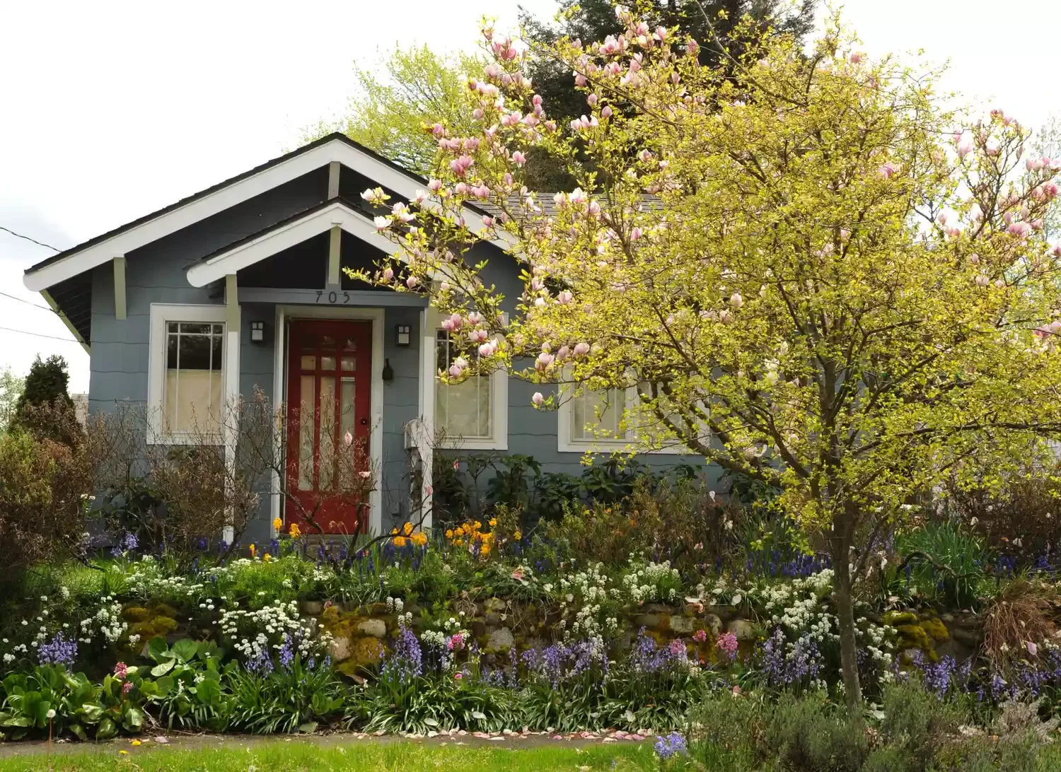 42 Stunning Retaining Wall Ideas to Transform Your Landscape Cottage-Style Garden Walls