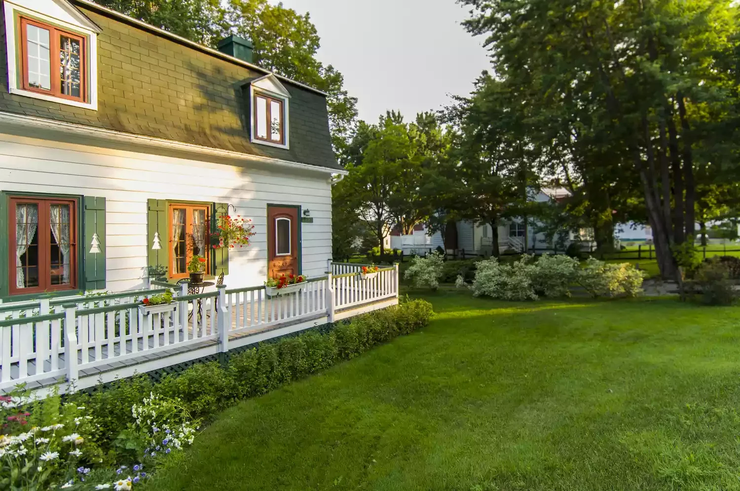 30 Stunning Porch Railing Designs to Transform Your Outdoor Space 6 Cottage-Style Railing