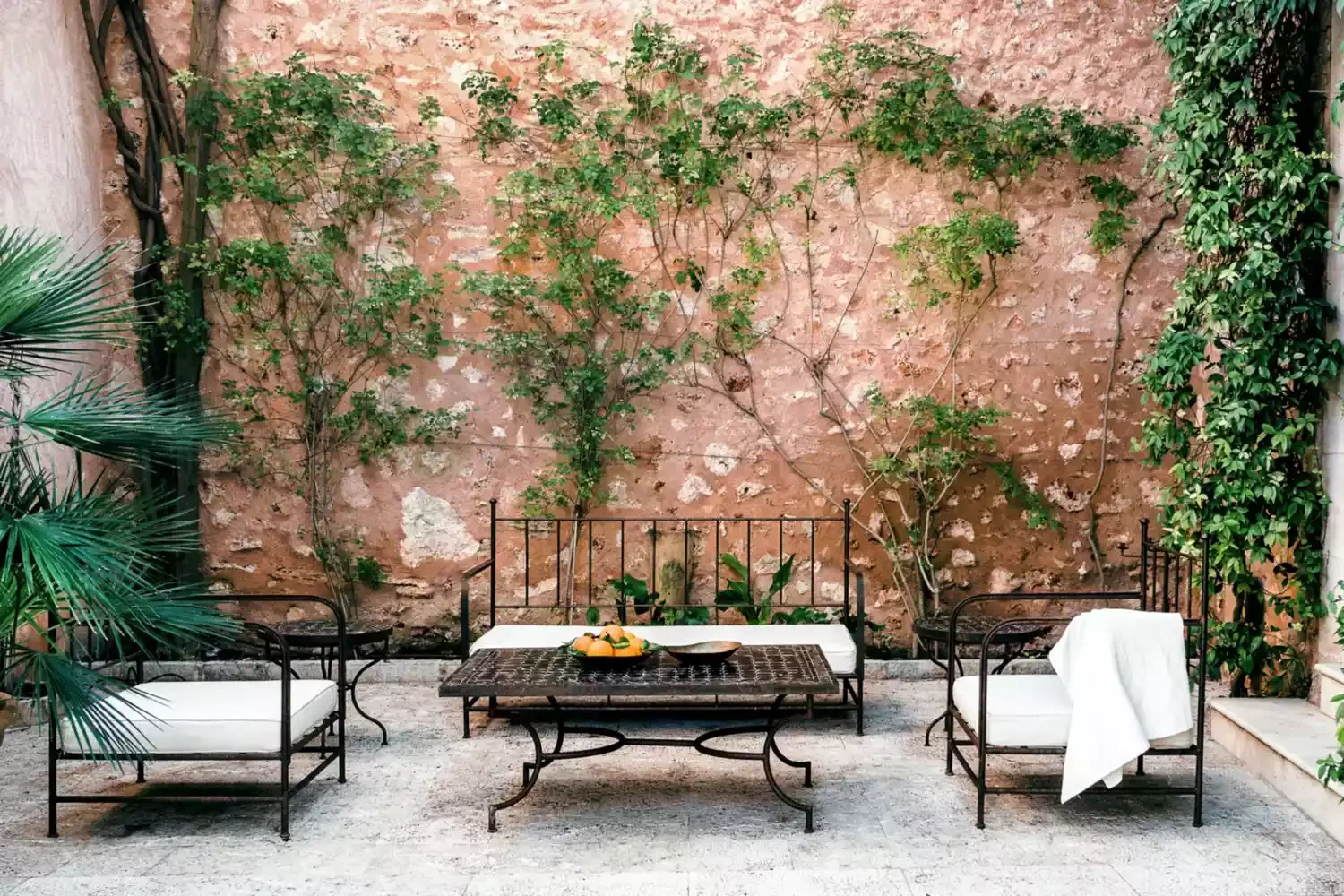 52 Beautiful Courtyard Ideas That Transform Your Outdoor Living Space Courtyard Feature Wall