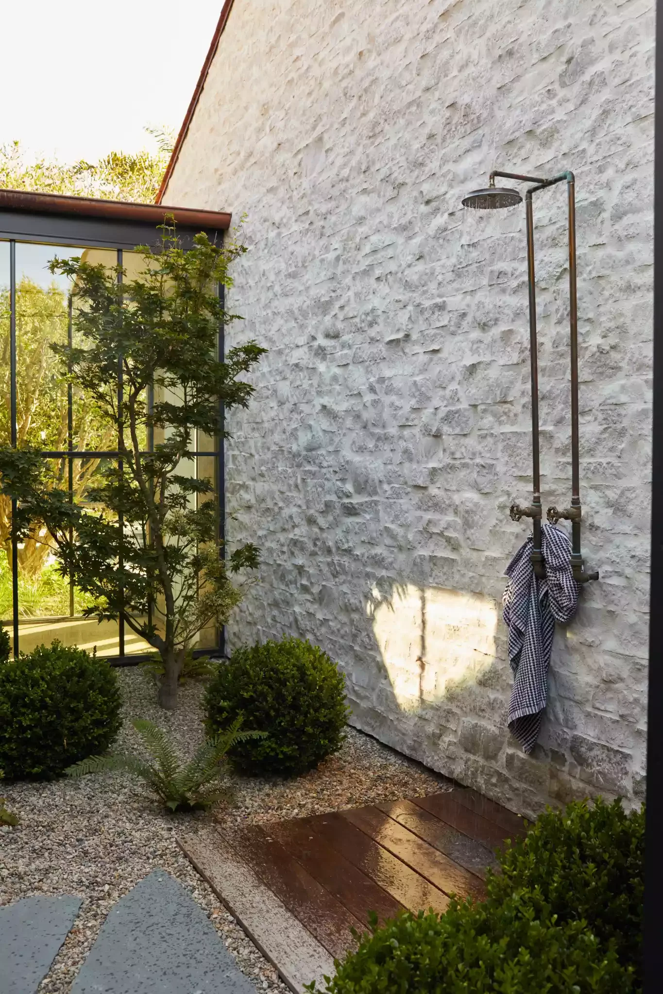 34 Stunning Outdoor Shower Ideas to Transform Your Backyard Oasis 3 Courtyard Outdoor Shower