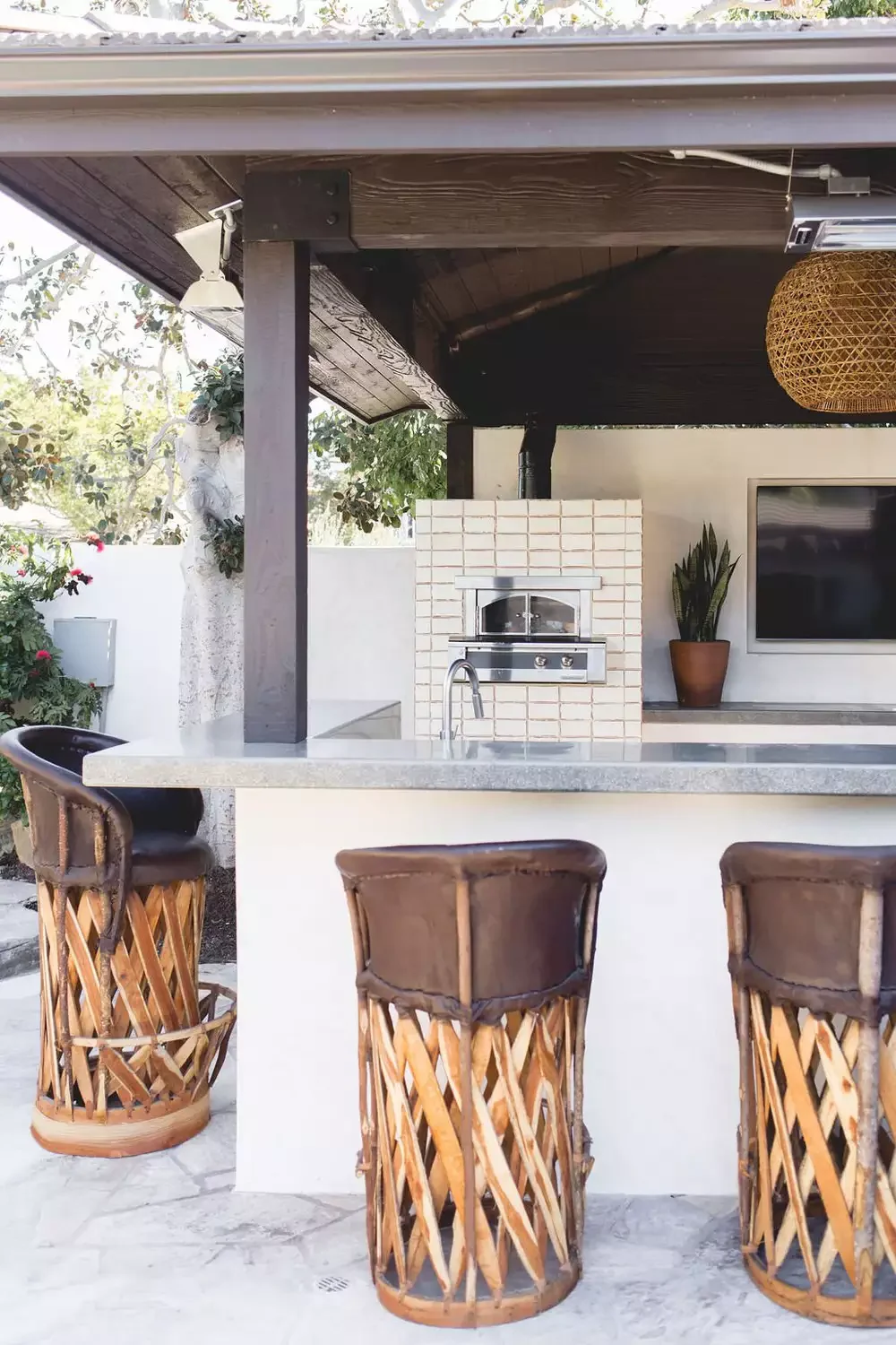 22 Brilliant Outdoor TV Ideas That Transform Your Backyard Into an Entertainment Paradise 18 Covered Outdoor Bar TV