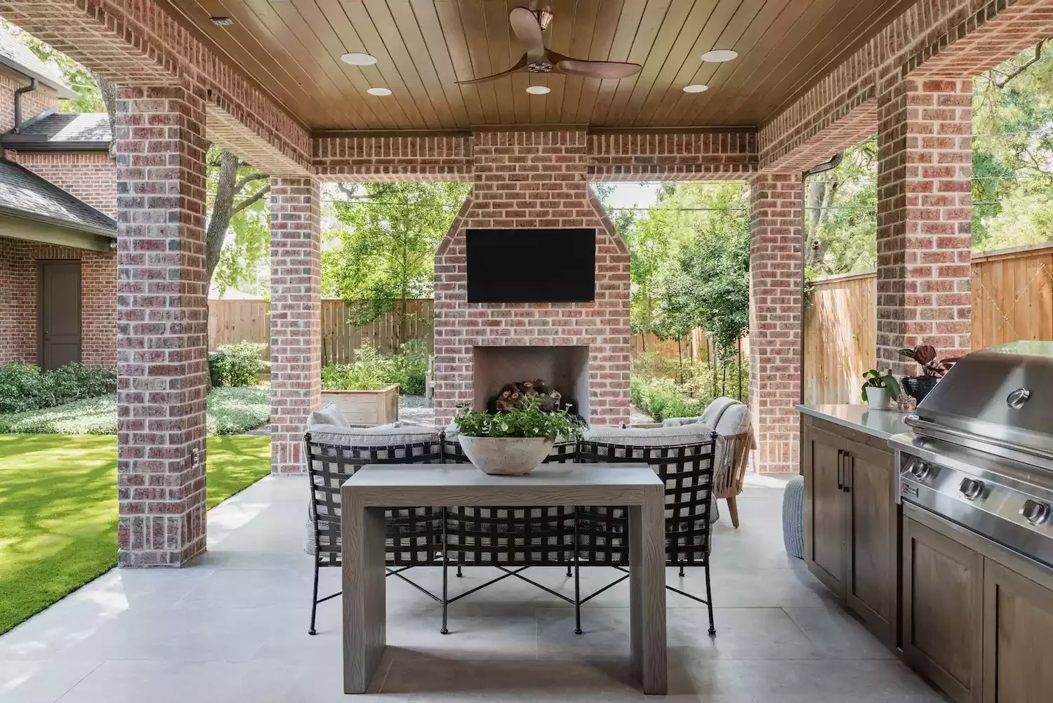 22 Brilliant Outdoor TV Ideas That Transform Your Backyard Into an Entertainment Paradise 8 Covered Patio With TV