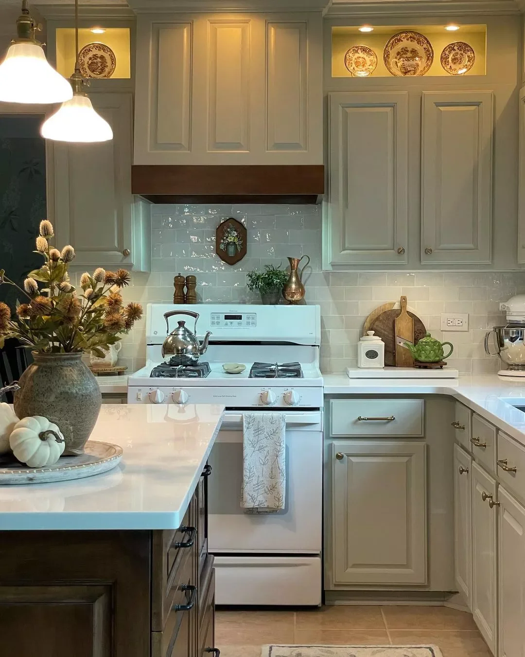 24 Subtle Fall Kitchen Decorating Ideas That Bring Perfect Autumn Warmth 15 Cozy Decor