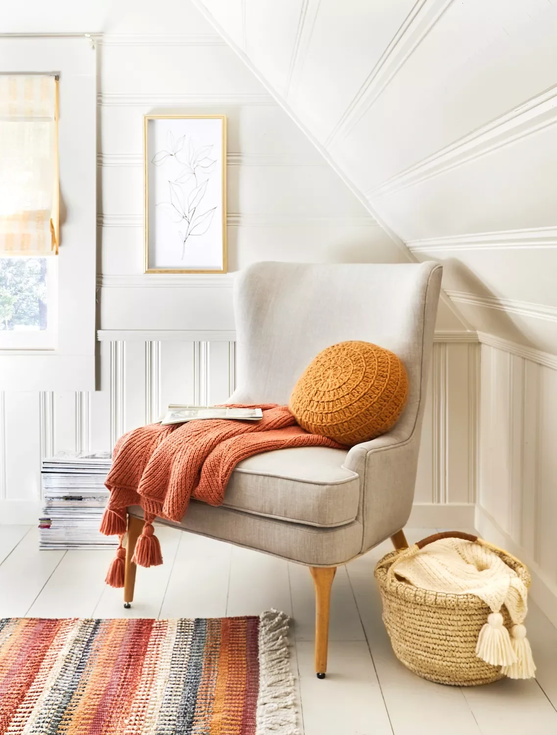 33 Autumn Living Room Ideas That'll Make Your Space Feel Incredibly Cozy 4 Cozy Fall Reading Corner