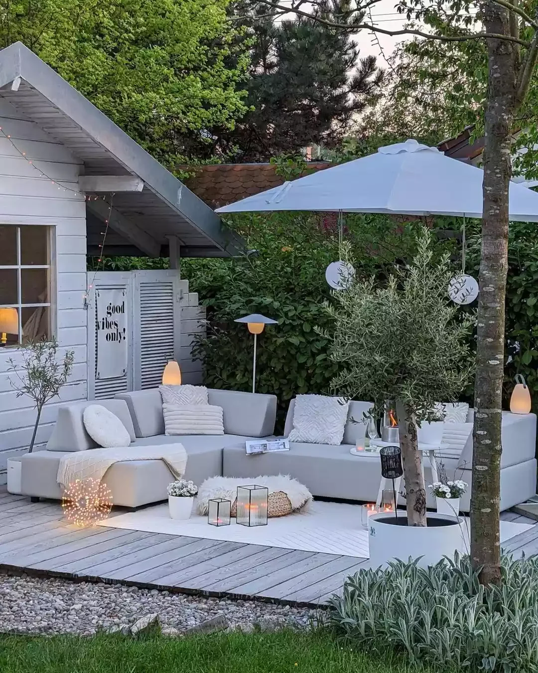 82 Stunning Front Yard Landscaping Ideas to Transform Your Home's Curb Appeal This Spring Cozy Front Yard Landscape Lighting