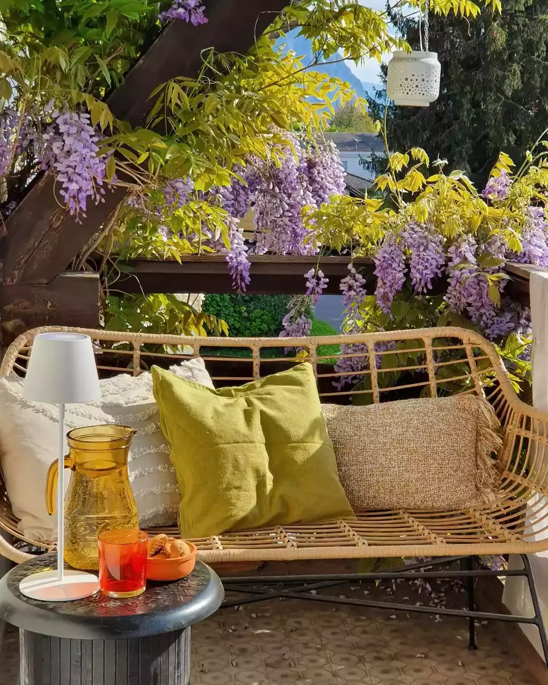 35 Enchanting Cottage Garden Ideas That Transform Your Outdoor Space Into a Magical Retreat Cozy Up on a Chic Bench With Pillows