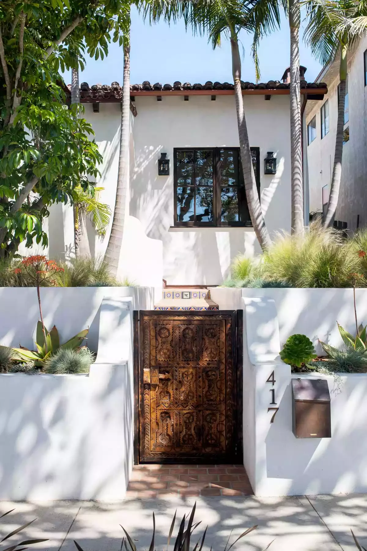 31 Stunning Front Yard Fence Ideas That Will Transform Your Home's Curb Appeal Create Planters Within the Barrier