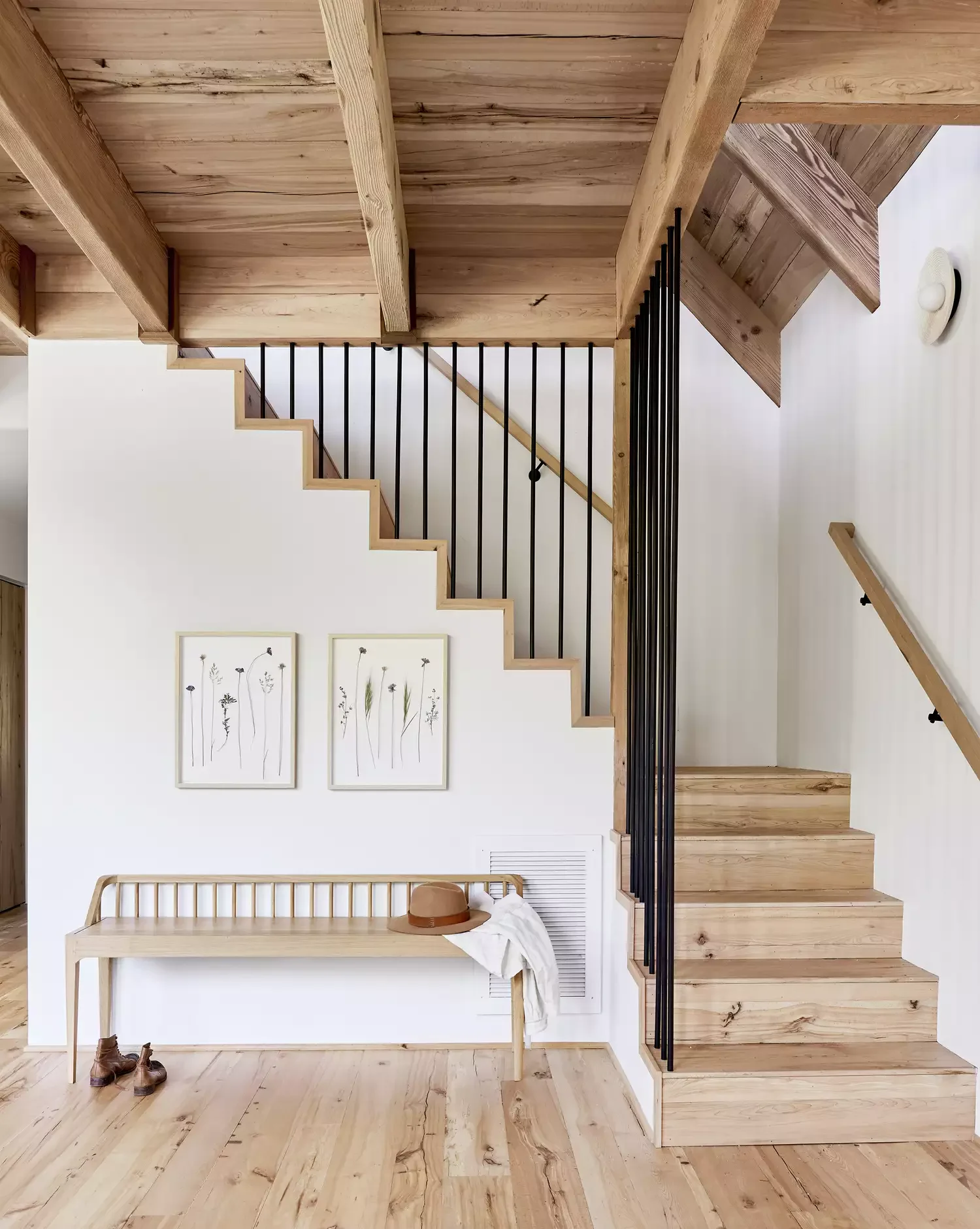 32 Staircase Design Ideas That Transformed Homes This Year Create a Cabin Effect