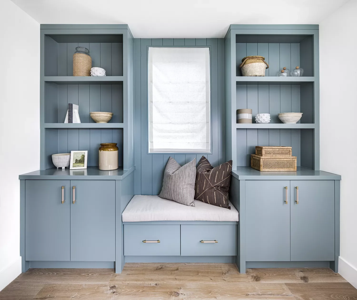 38 Charming Coastal Farmhouse Decorating Ideas to Transform Your Home 5 Create a Cozy Nook