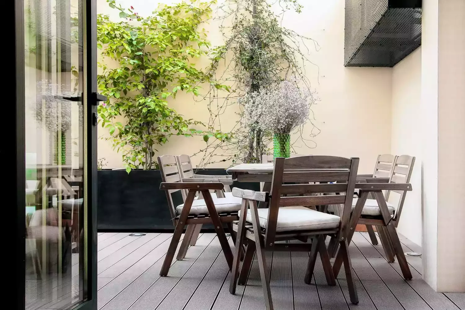 21 Creative Ways to Transform Your Apartment Patio Into an Outdoor Haven 9 Create a Dining Area