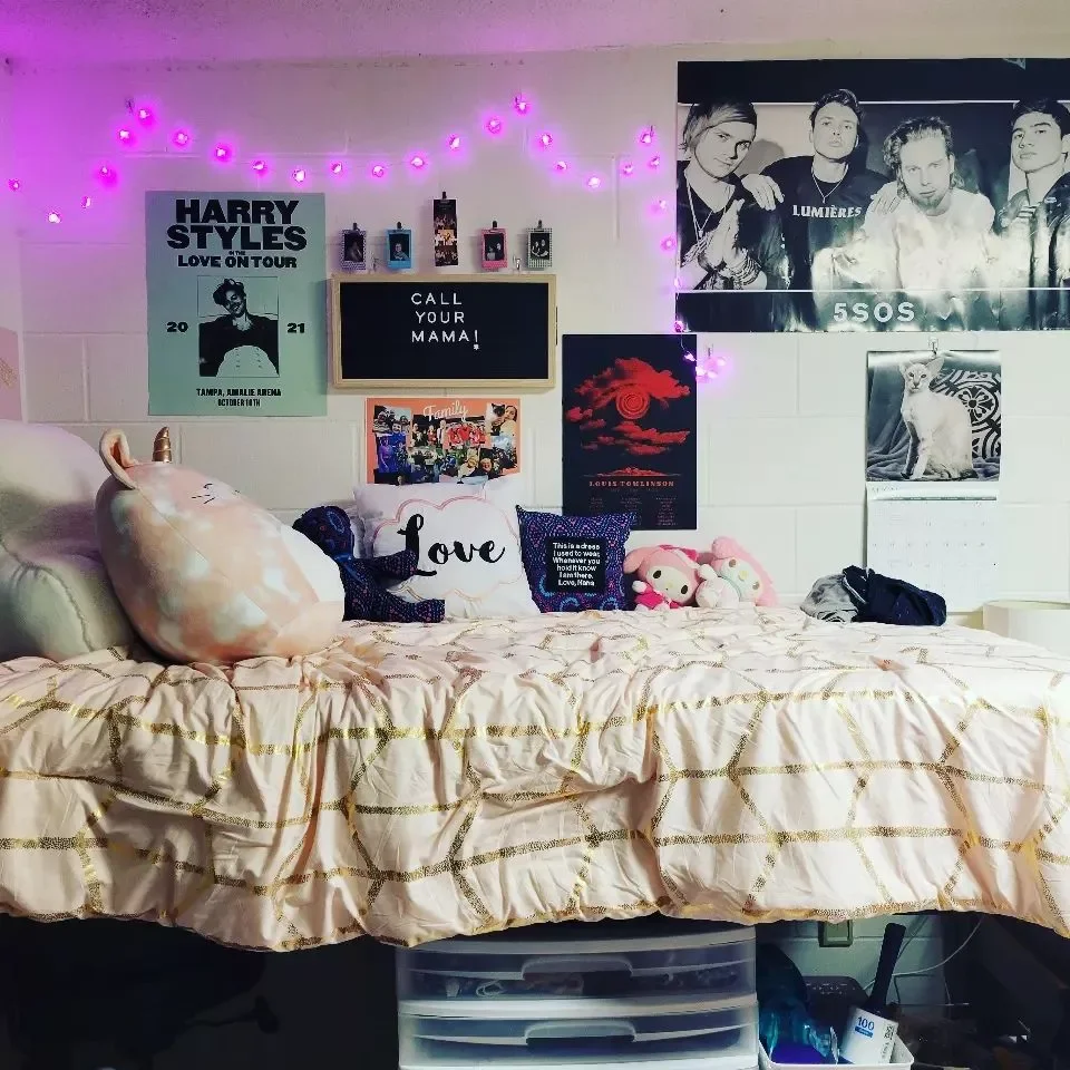 20 Creative Ways to Transform Your Dorm Room Into a Personal Haven 2 Create a Gallery Wall