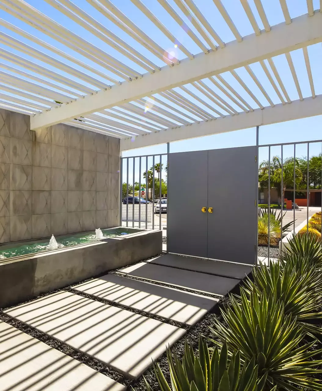 31 Stunning Front Yard Fence Ideas That Will Transform Your Home's Curb Appeal Create a Gate for a Courtyard