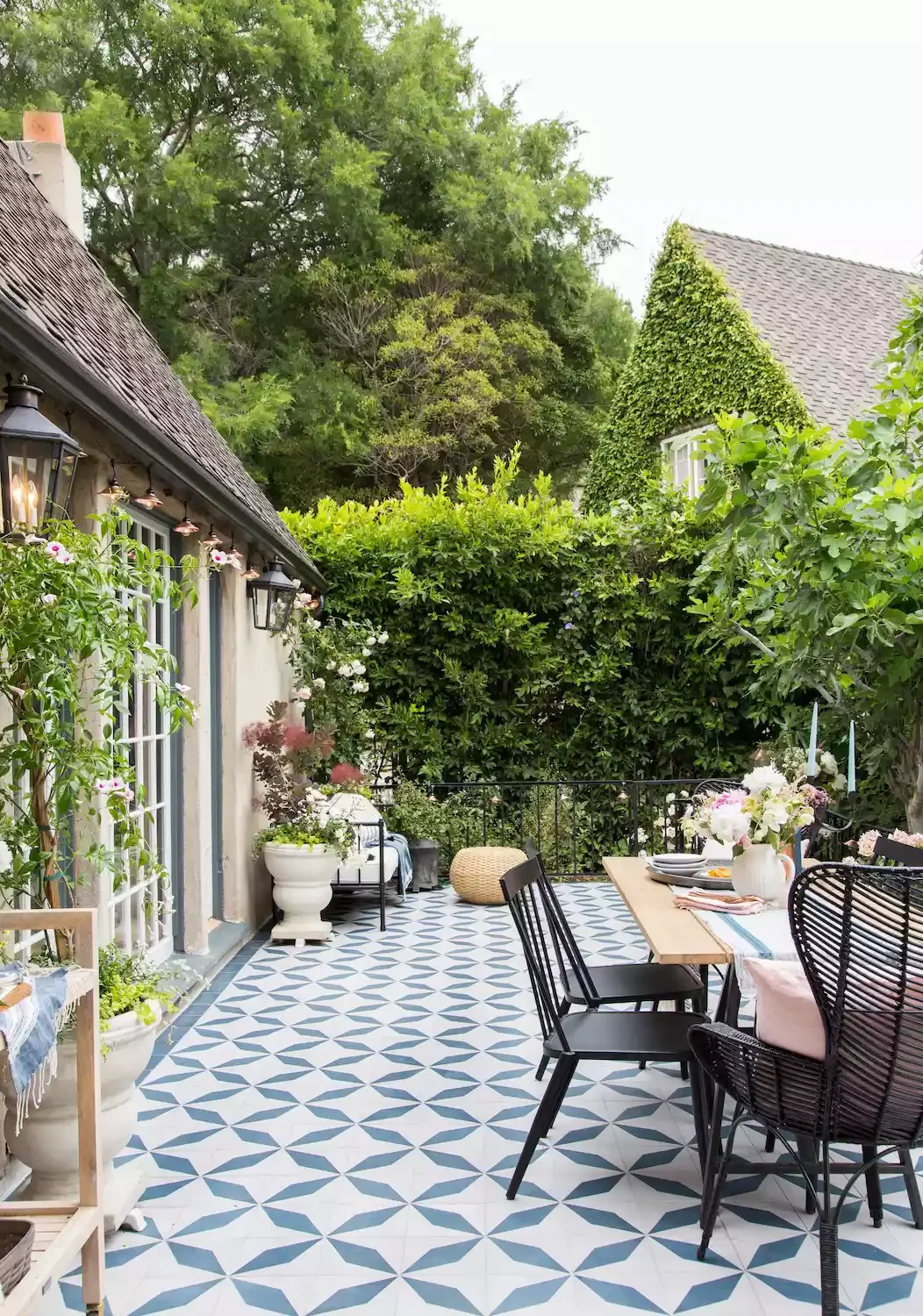 50 Creative Ways to Add Privacy to Your Patio Space 12 Create a Green Screen
