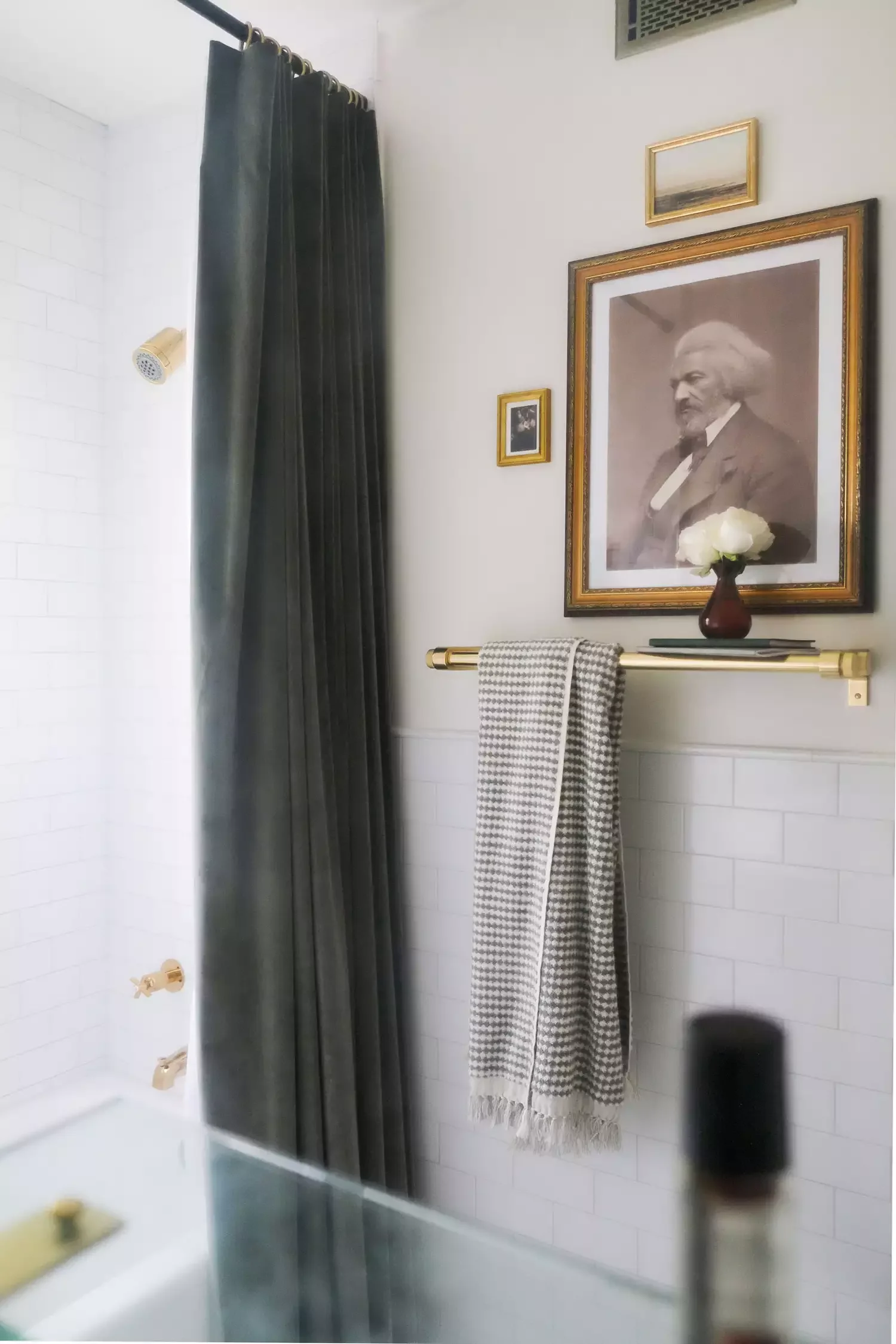 18 Beautiful Beige Bathroom Ideas That Minimalists Absolutely Adore 14 Create a Mini Gallery