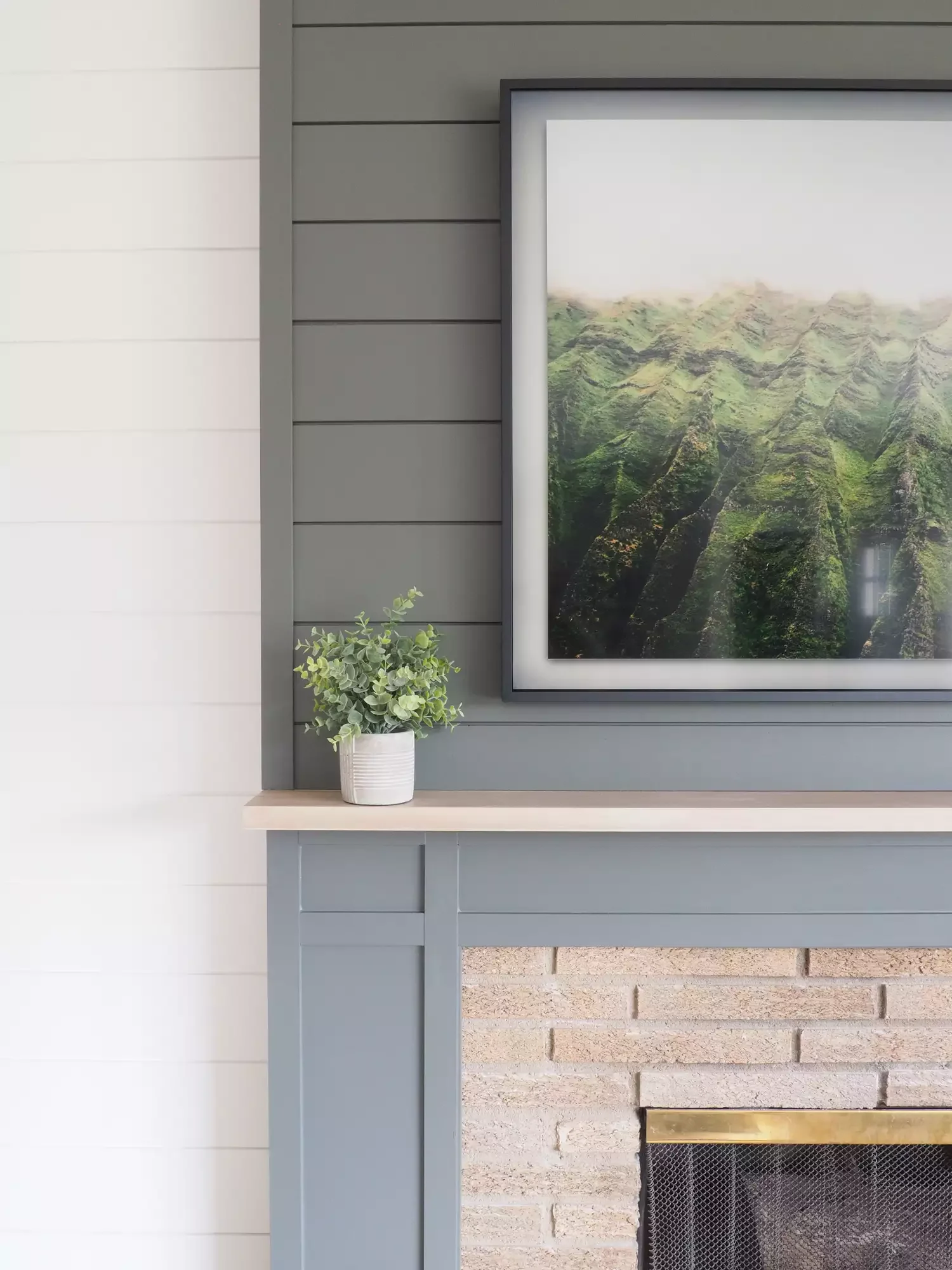 33 Smart Ways to Style Your TV Above the Fireplace Like a Pro 17 Create a Modern Backsplash