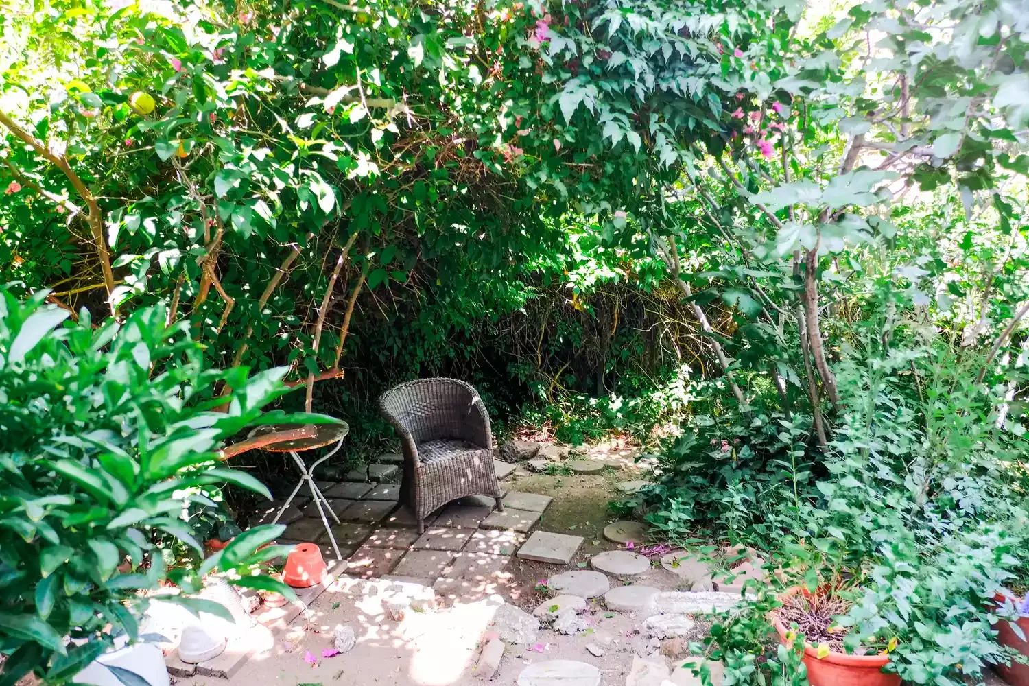 60 Garden Decor Ideas That Transform Your Outdoor Space Create a Reading Nook