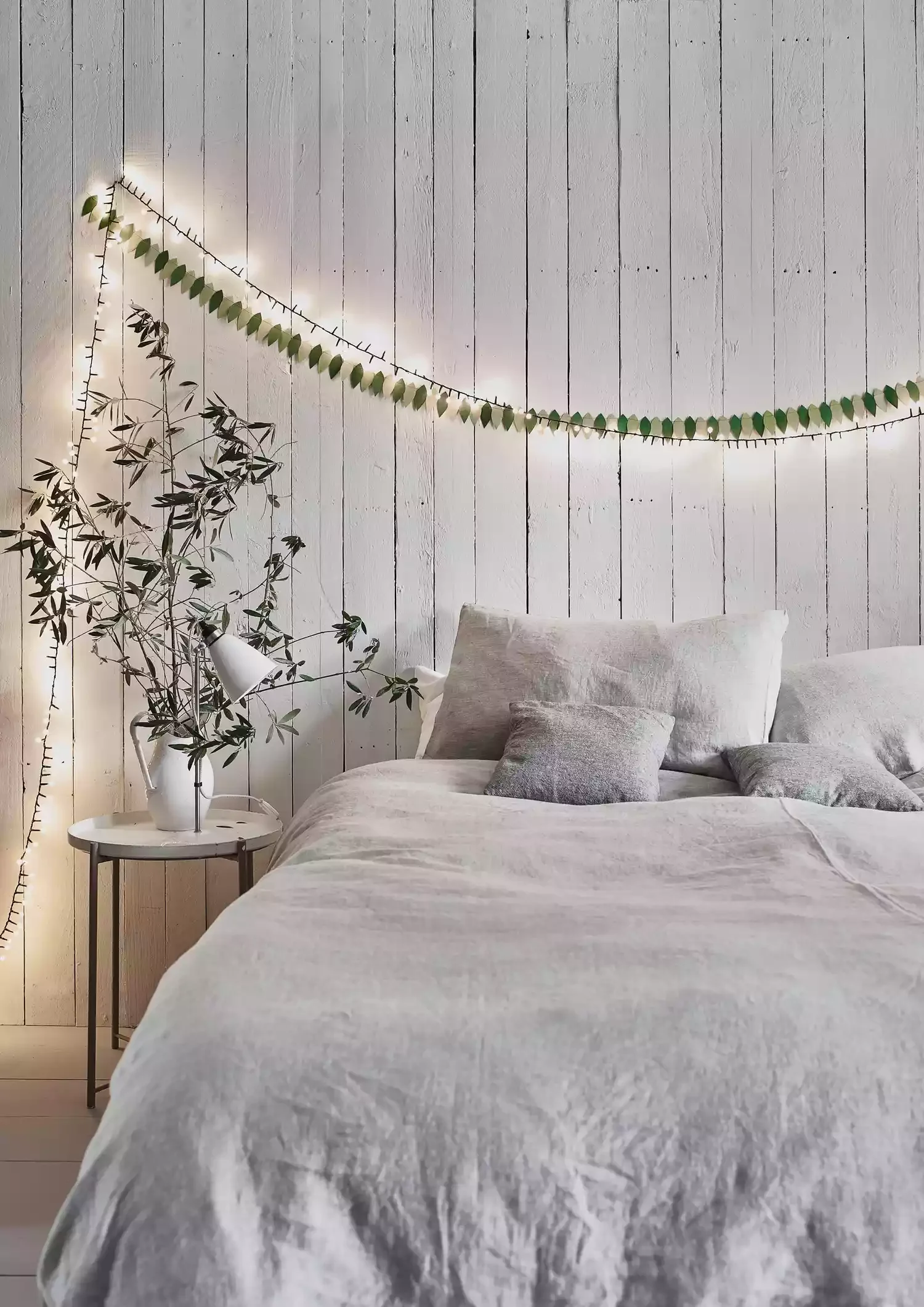 32 Christmas Bedroom Decor Ideas That Make Mornings Magical Create a Wintry Look