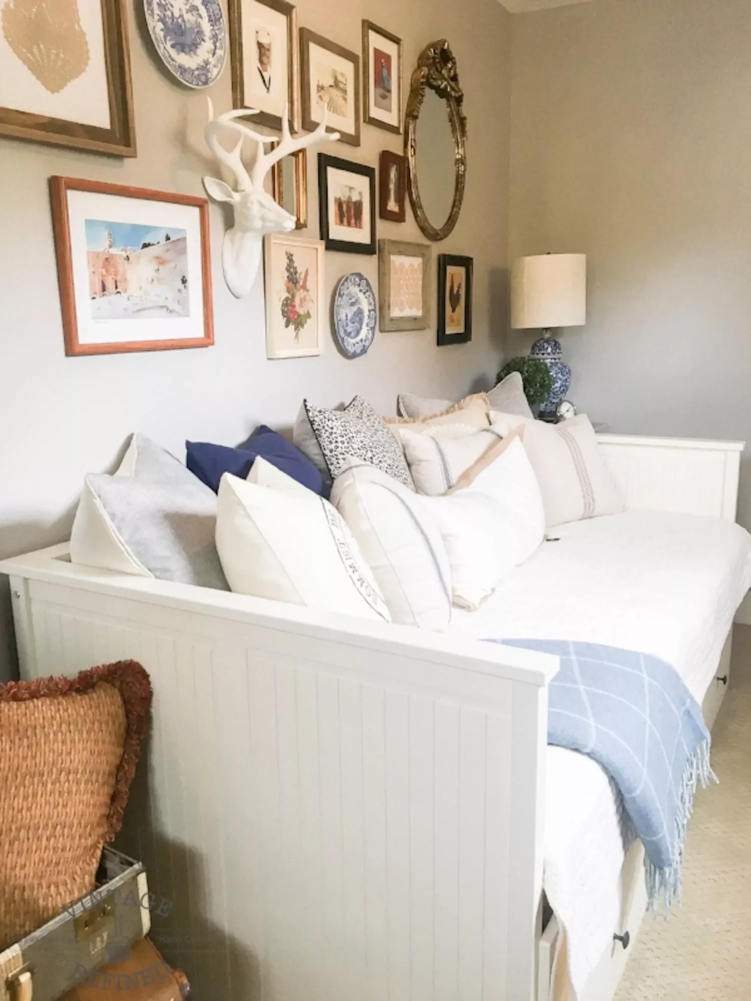 25 Charming Ways to Create Your Dream Vintage-Style Bedroom 6 Curate a Gallery Wall