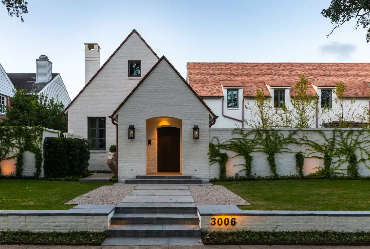 82 Stunning Front Yard Landscaping Ideas to Transform Your Home's Curb Appeal This Spring Curbside View of Climbing Vines