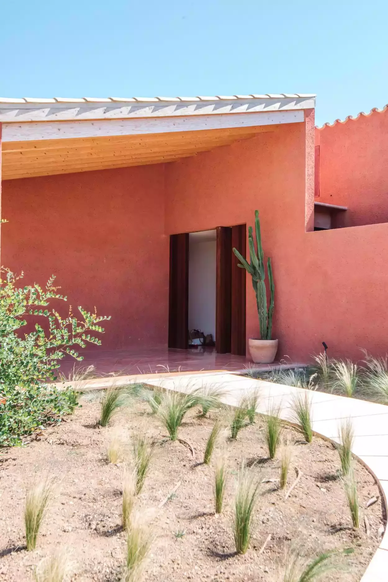 30 Front Walkway Ideas That Will Transform Your Home's First Impression Curving Walkway