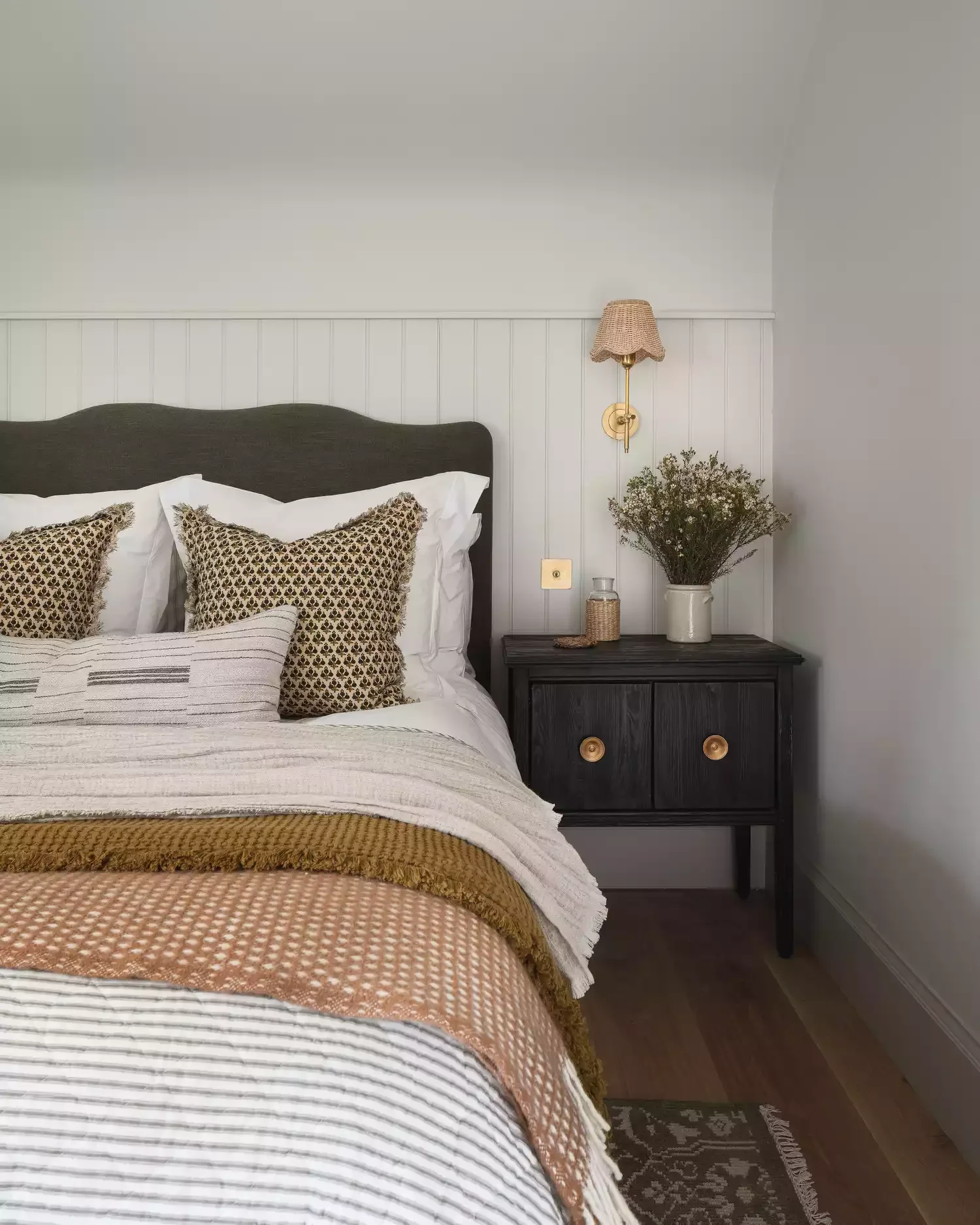 22 Rustic Bedroom Designs That Create Your Perfect Cozy Retreat 22 Curvy Bedroom