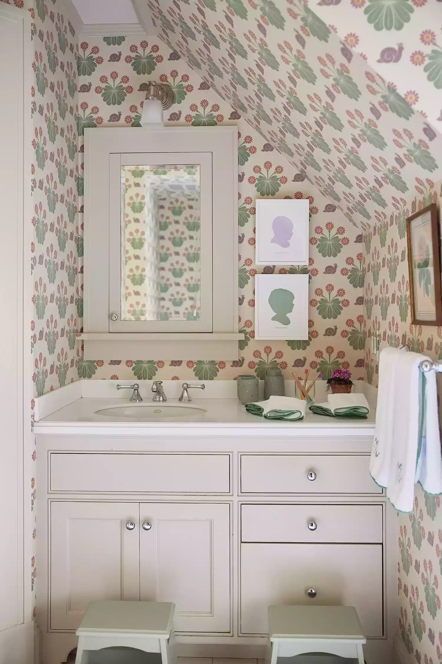 30 Delightful Kid-Friendly Bathroom Ideas That Evolve With Your Children 16 Cute Custom Artwork