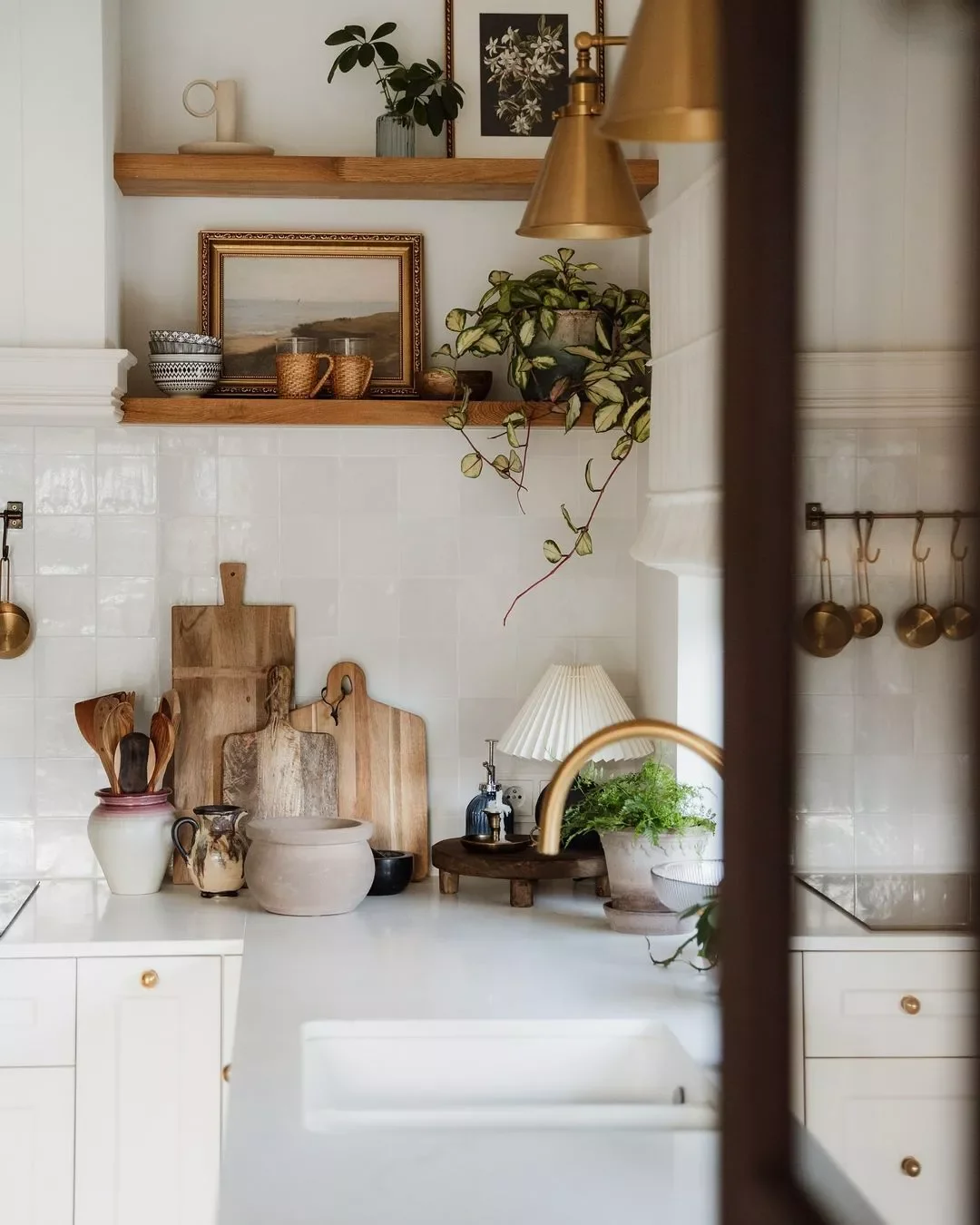 68 Charming Farmhouse Kitchen Ideas That Never Go Out of Style Cutting Board Display