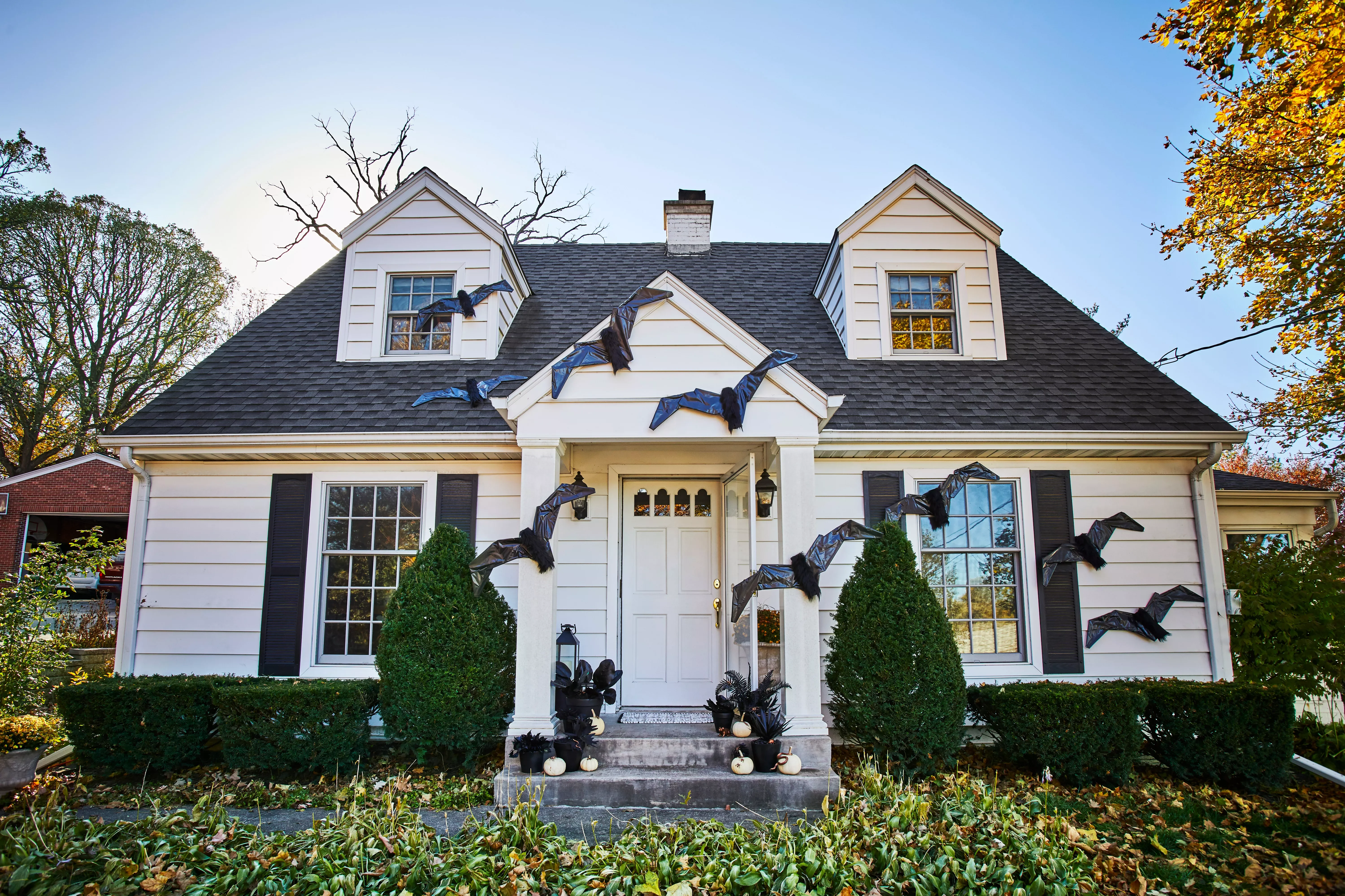 31 Spooky Halloween Front Porch Decorating Ideas for Fall 6 DIY Bat Display