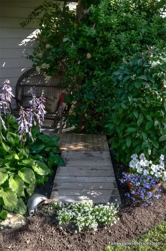 35 Creative DIY Garden Projects to Transform Your Outdoor Space DIY Pallet Garden Walkway