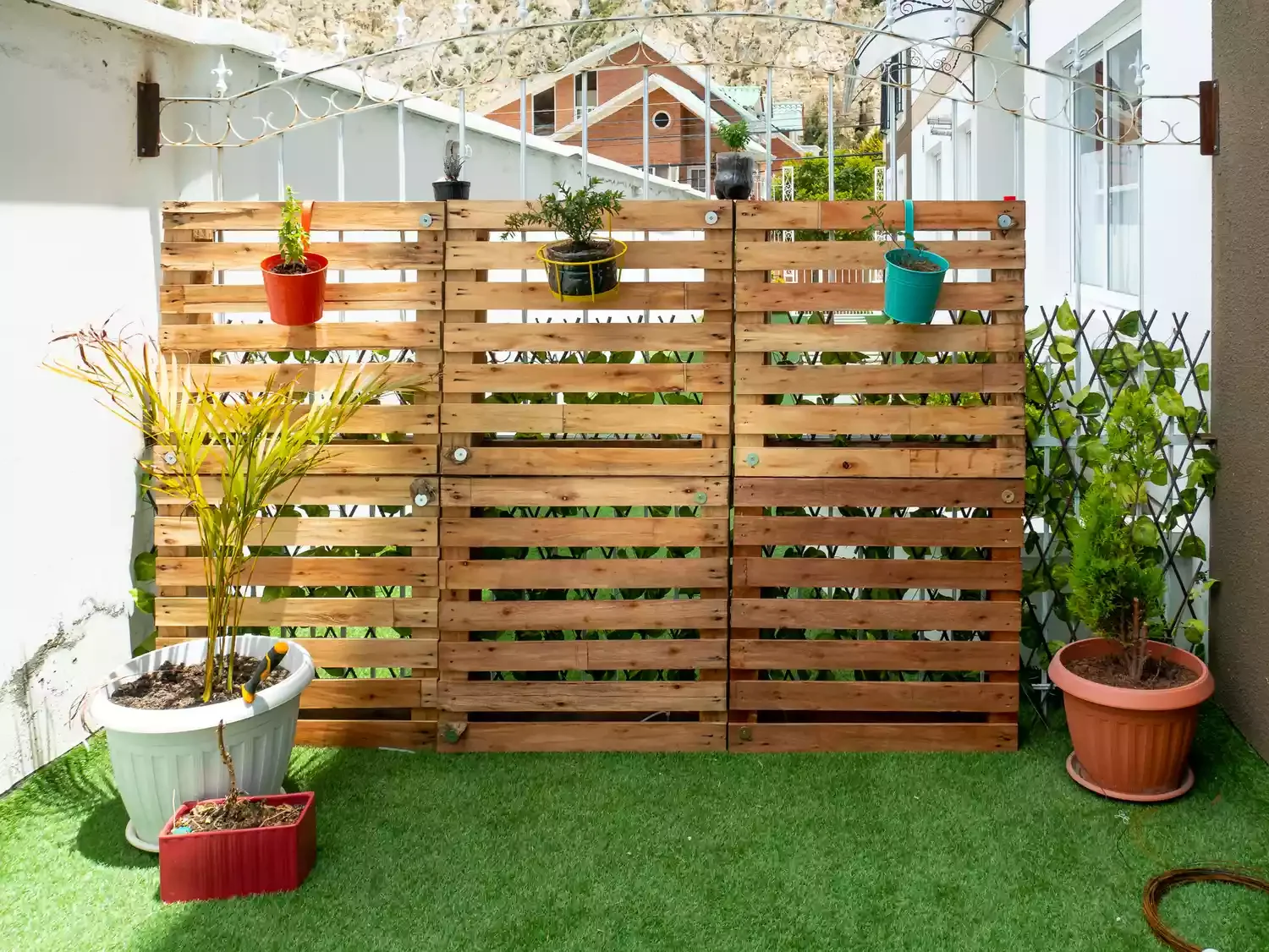 53 Stunning Privacy Fence Ideas to Transform Your Outdoor Space into a Private Paradise DIY Pallet Wood Fence