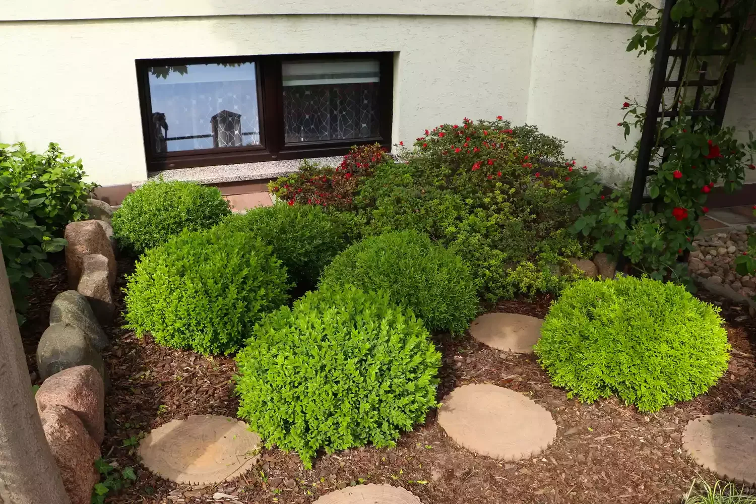82 Stunning Front Yard Landscaping Ideas to Transform Your Home's Curb Appeal This Spring DIY Paver Front Yard Decor