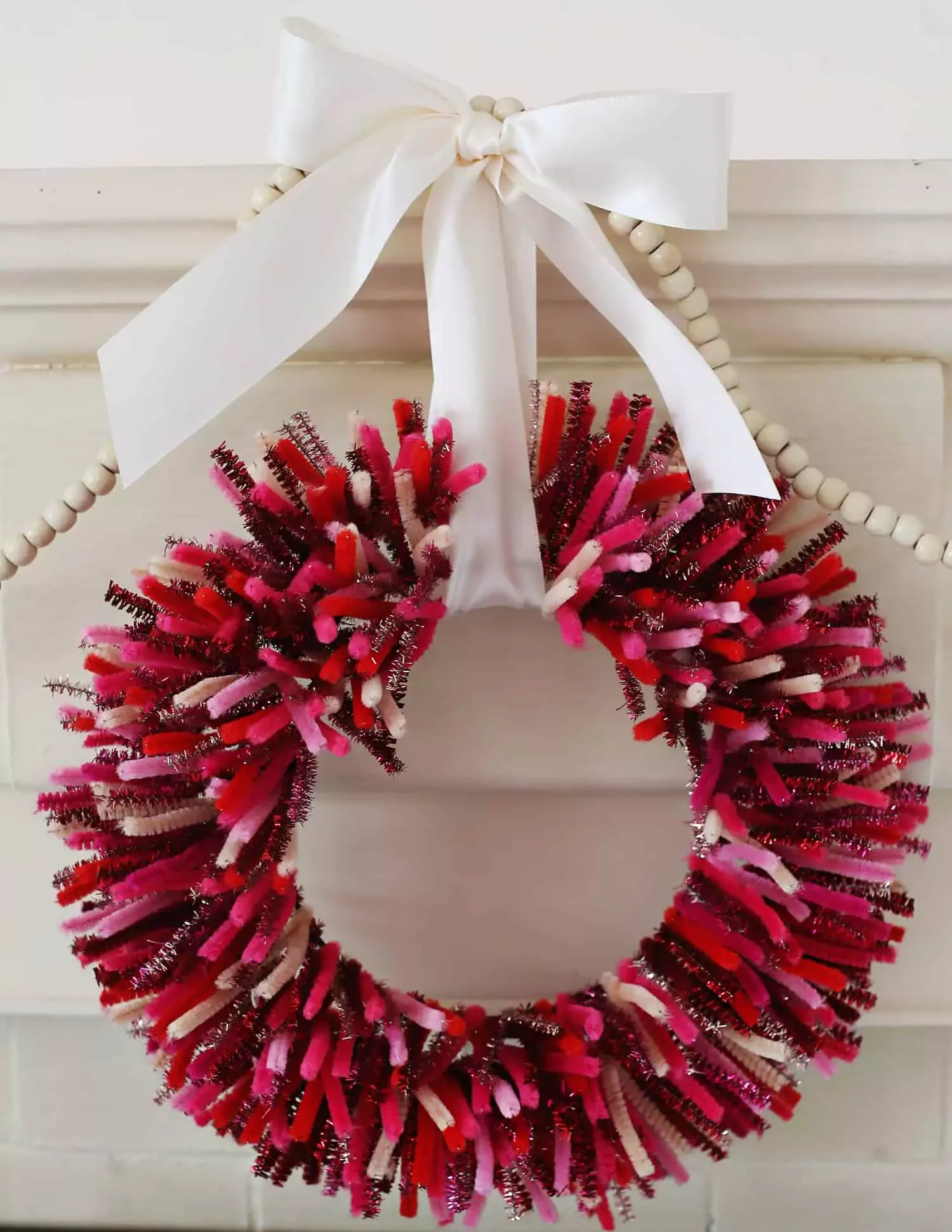 75 Stunning DIY Holiday Wreath Ideas to Transform Every Space in Your Home 49 DIY Pipe Cleaner Wreath