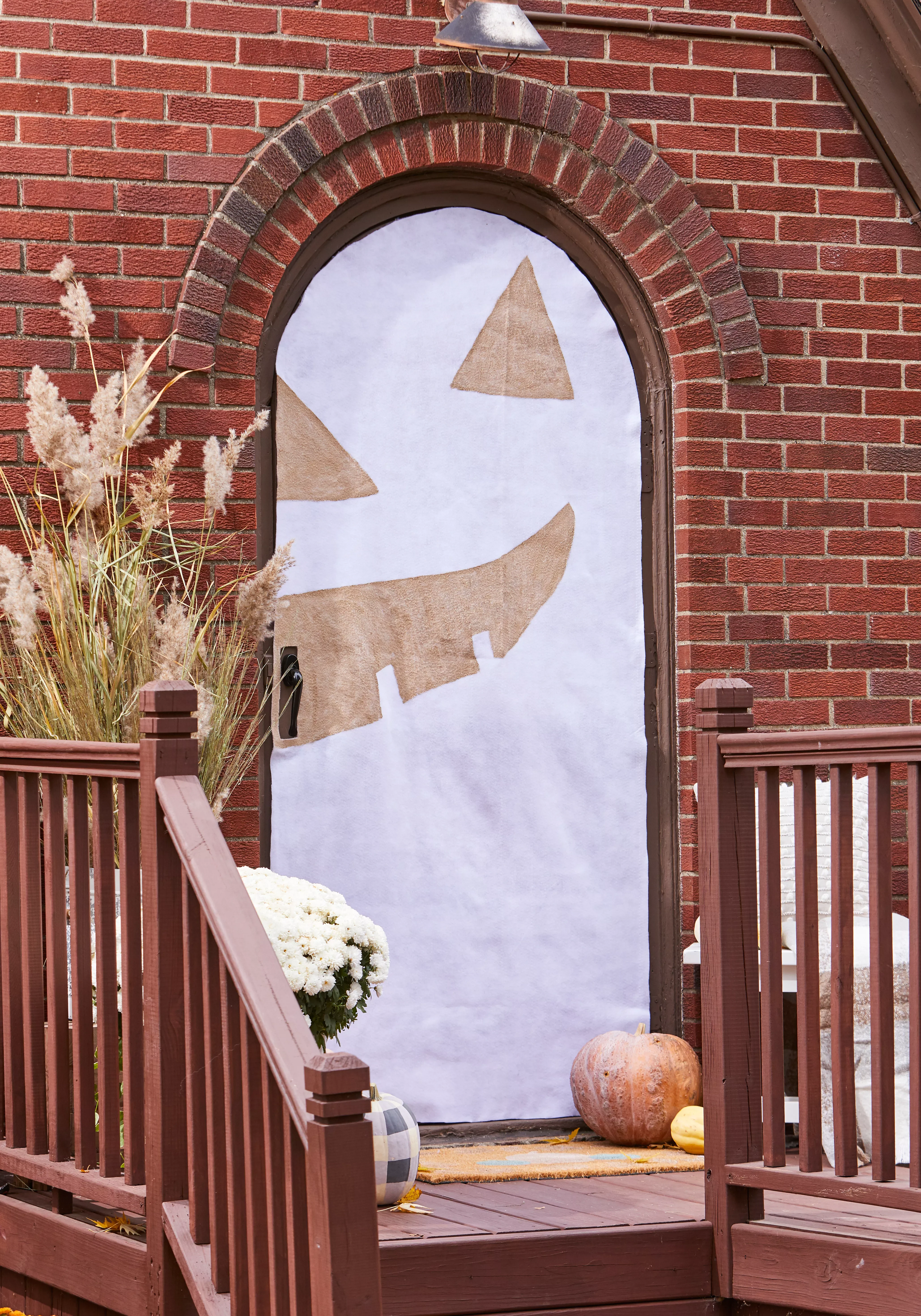 80 Quick Halloween Crafts You Can Complete in One Day 46 DIY Pumpkin Door Cover