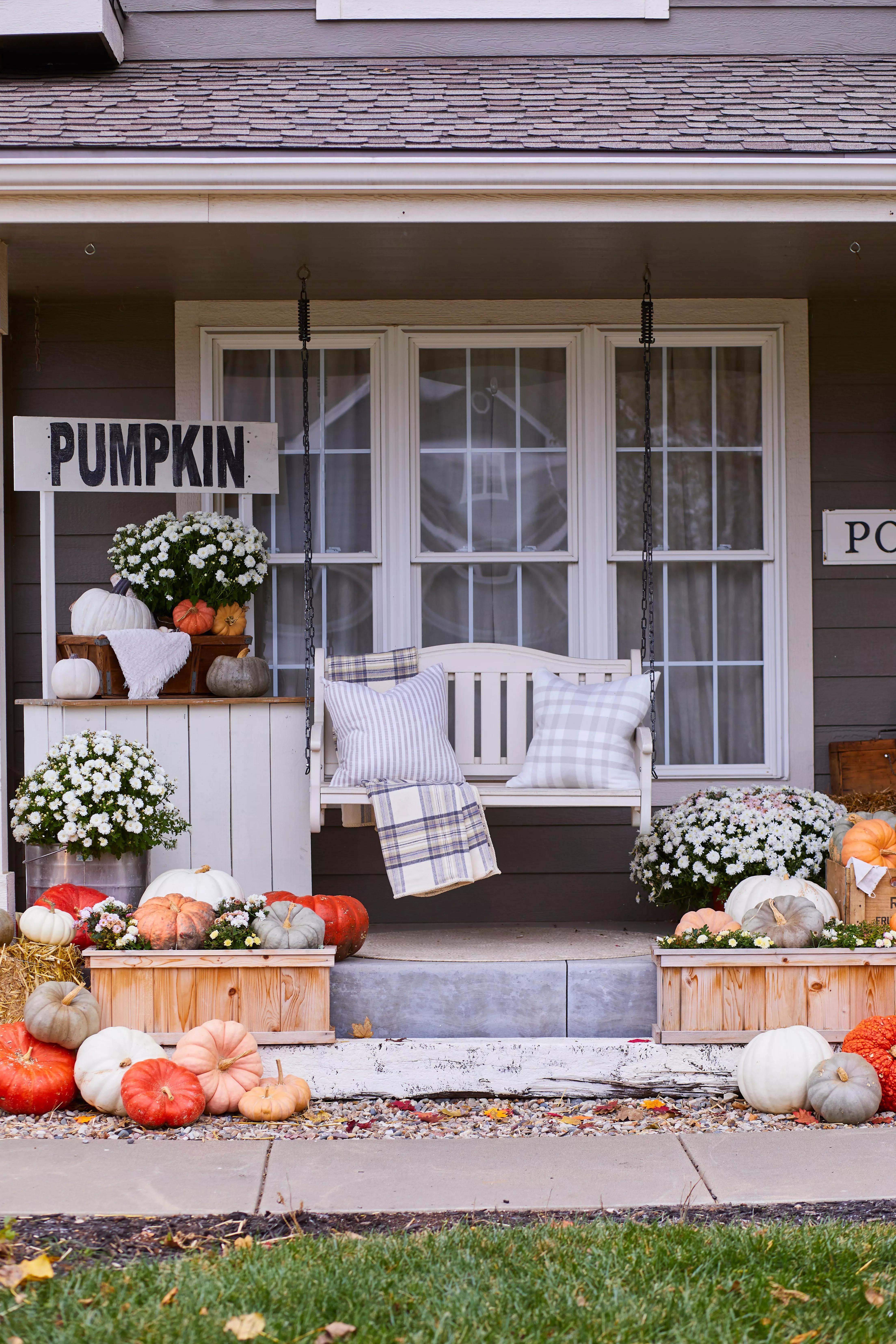 31 Spooky Halloween Front Porch Decorating Ideas for Fall 20 DIY Pumpkin Stand