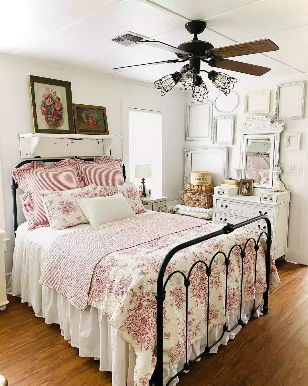 34 Dreamy Cottagecore Bedroom Ideas That Will Make You Want to Redecorate Tonight 32 DIY Shabby Chic Frames