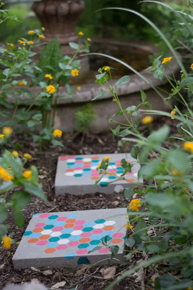 35 Creative DIY Garden Projects to Transform Your Outdoor Space DIY Stenciled Garden Stepping Stones