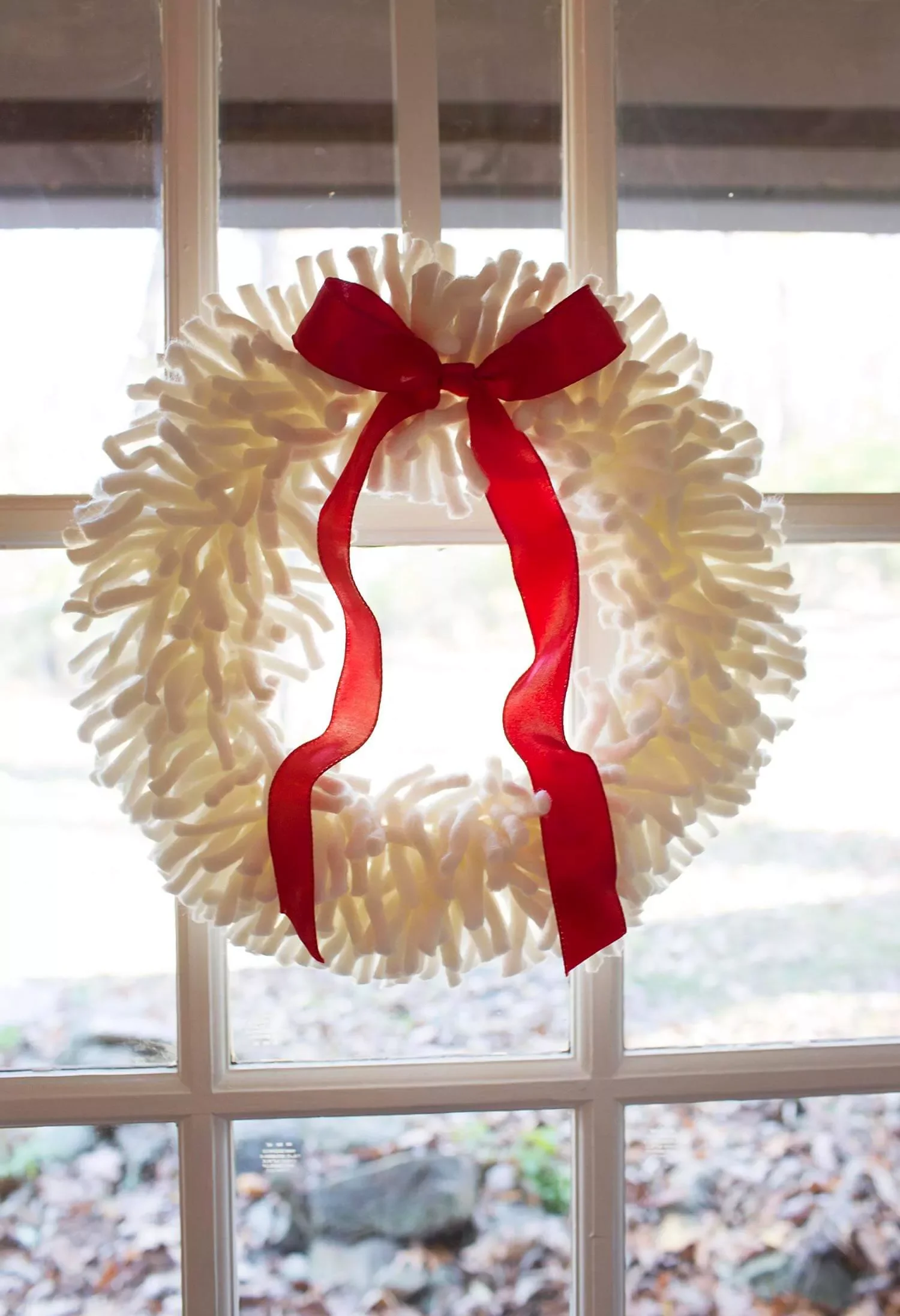 75 Stunning DIY Holiday Wreath Ideas to Transform Every Space in Your Home 44 DIY Yarn Wreath