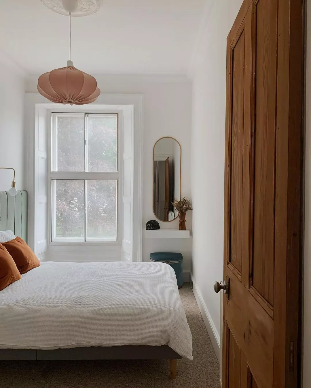 18 Affordable Bedroom Makeover Ideas You Can Start Today 16 DIY a Vanity