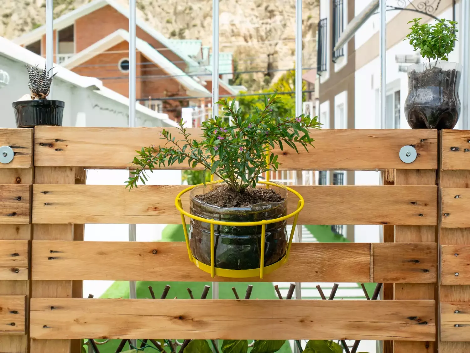 DIY a Wooden Pallet Fence