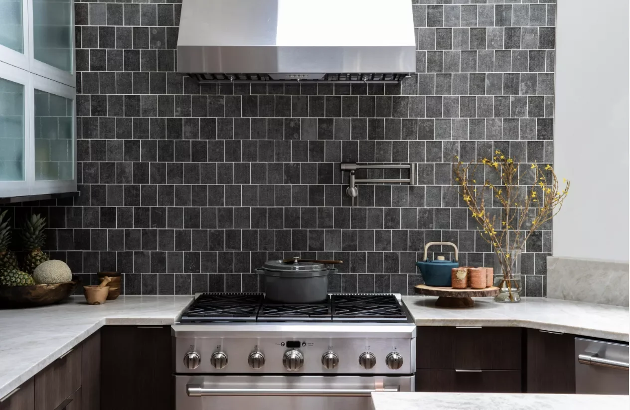 37 Stunning Backsplash Ideas That Make White Cabinets and Granite Countertops Shine Dark Hues