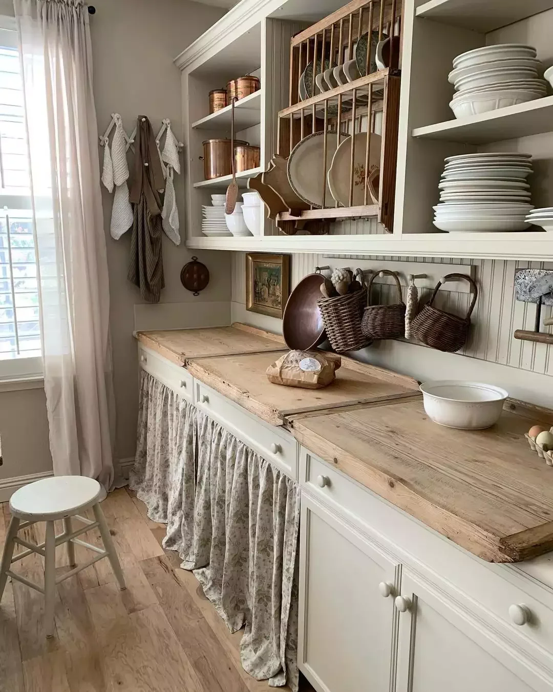32 Charming Country Kitchen Ideas That'll Make You Never Want to Leave Your Cooking Space 8 Darling Baskets