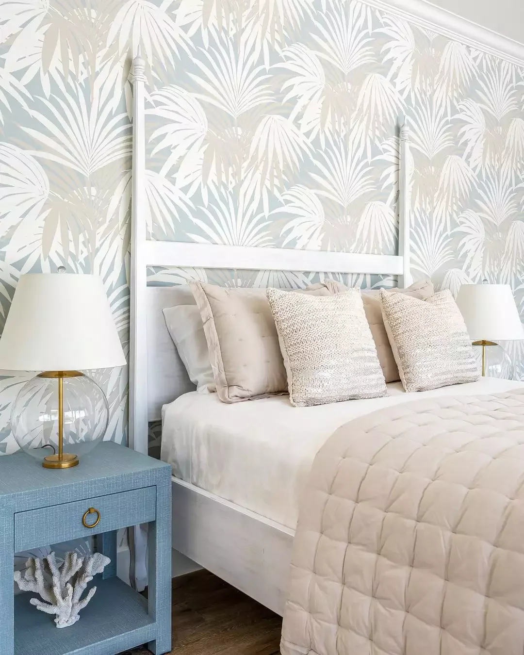 35 Stunning Beach-Inspired Bedroom Ideas That'll Transform Your Space 31 Deck Those Walls