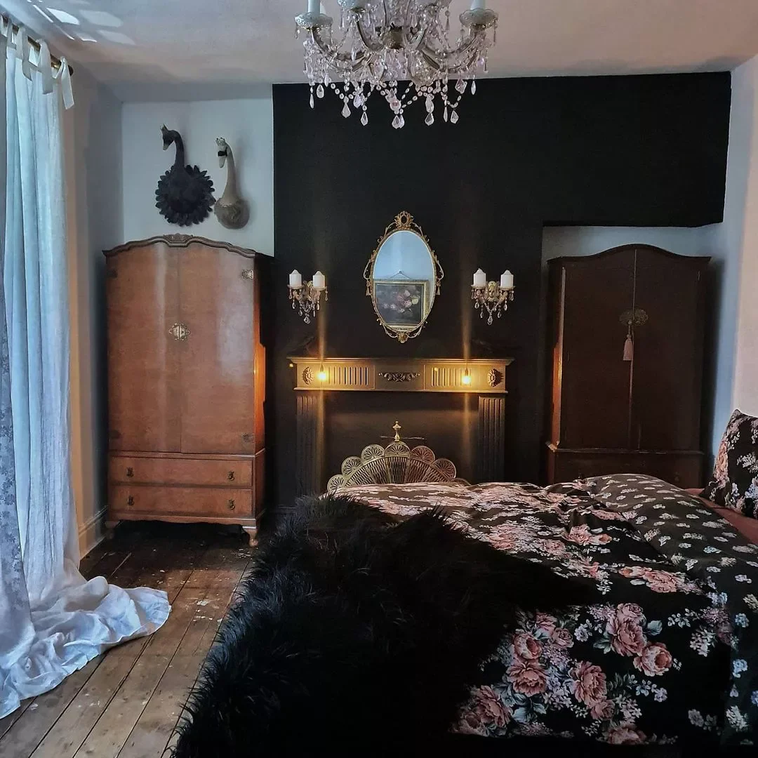 25 Charming Ways to Create Your Dream Vintage-Style Bedroom 16 Deck the Mantel