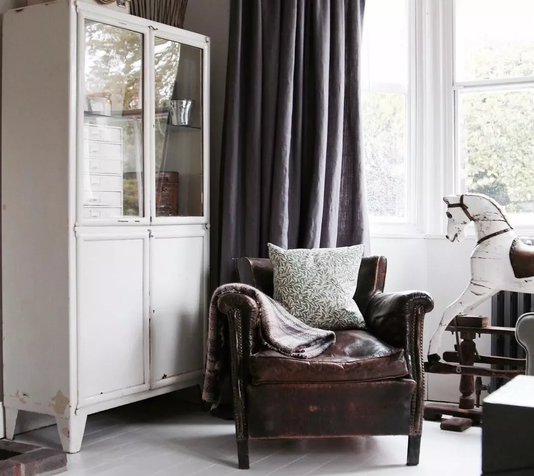 40 Cozy Country Living Room Ideas That Create Instant Warmth 8 Decorate With Antique Furniture