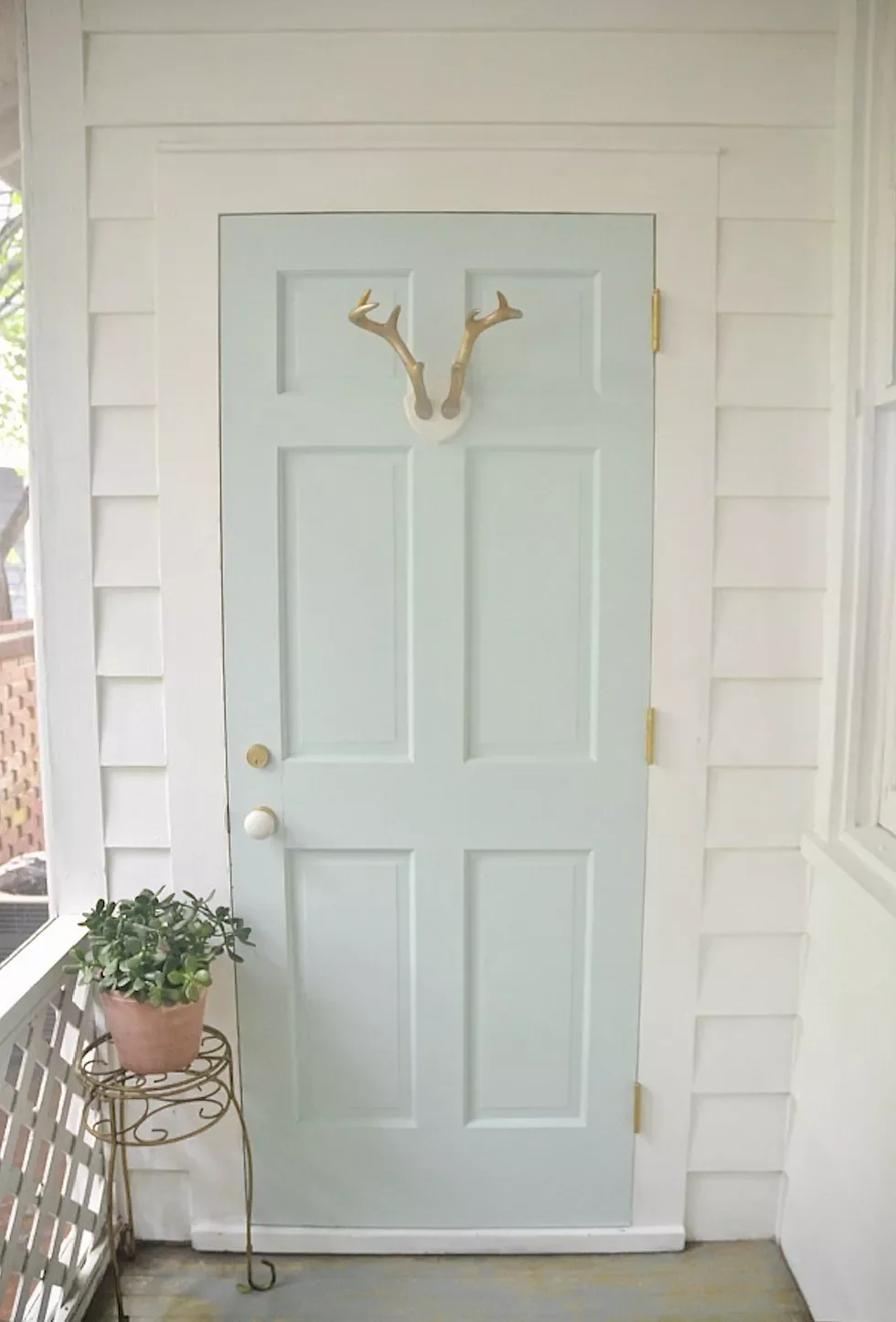 39 Stunning Front Door Decor Ideas to Welcome Every Season Decorate With Faux Antlers