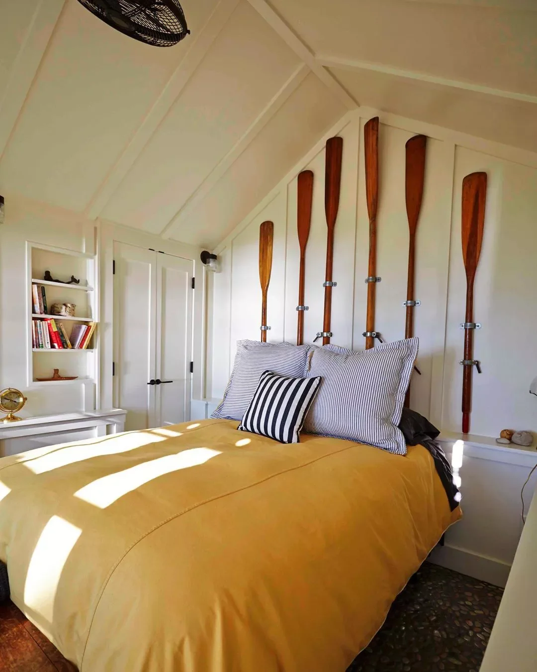 10 Stunning Lake House Decorating Ideas to Transform Your Waterfront Retreat 4 Decorate With Paddles