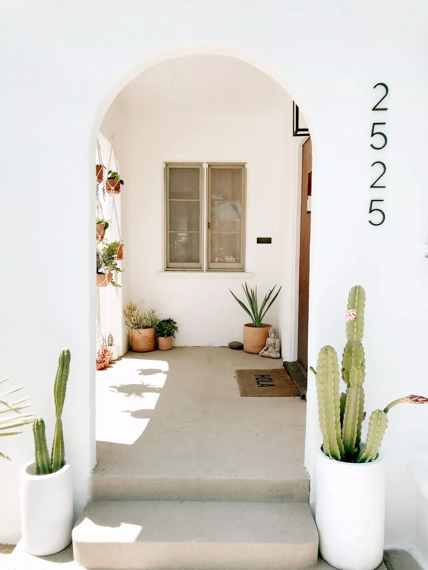 47 Stunning Modern Front Porch Ideas That Will Transform Your Home's Curb Appeal 20 Decorate With Potted Plants