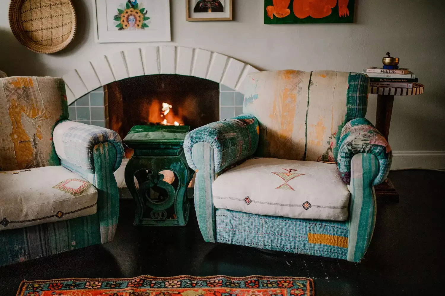 18 Rustic Cabin Decorating Ideas to Create Your Perfect Cozy Retreat 3 Decorate With Quilts